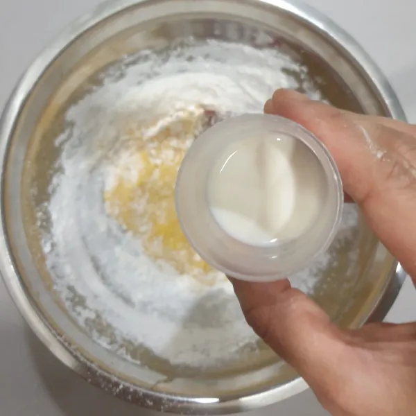 Masukkan tepung terigu, dan tepung jagung yang telah diayak, aduk rata dan masukkan susu segar UHT, terakhir masukkan minyak jagung, aduk kembali sampai tercampur rata.
