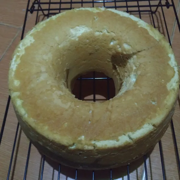 Dinginkan di rak kawat, lalu potong sesuai selera dan sajikan.