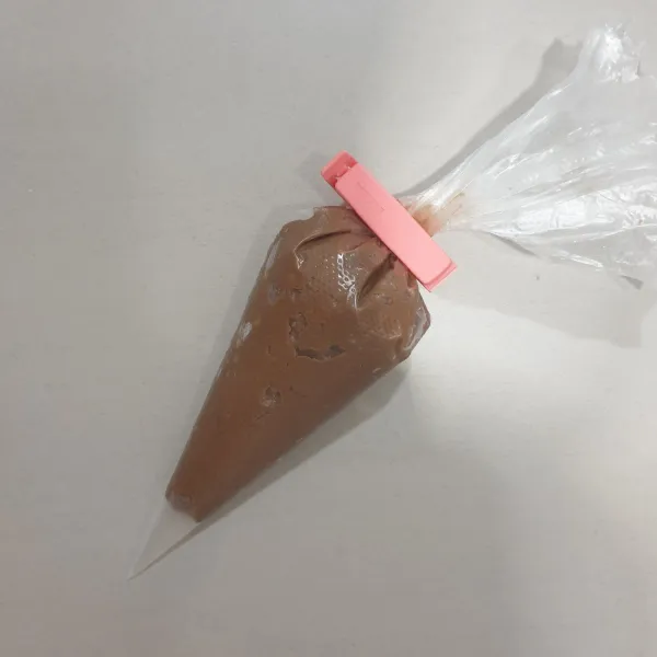 Masukkan ke dalam piping bag, biarkan suhu ruang dan simpan di dalam lemari es.