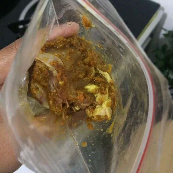 Cuci bersih ayam, haluskan bumbu marinasi, lalu masukan ayam kedalam plastik ziplock lalu marinasi ayam selama 3 jam.