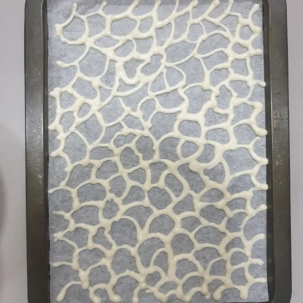 Masukkan sedikit adonan ke dalam piping bag, untuk membuat corak. Buat corak di atas loyang yang sudah dialasi dengan parchment paper. Panaskan oven selama 10 menit dengan suhu 170 derajat celcius, panggang cake corak selama 1 menit, kemudian angkat.