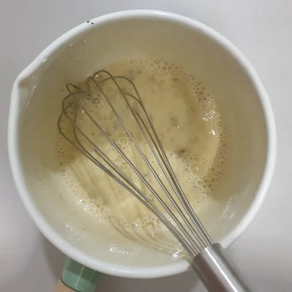 Masukkan ke dalam panci, kuning telur, gula kastor, tepung maizena, vanilla essence, pisang yang telah dihaluskan, secubit garam, dan susu cair, aduk sampai rata.