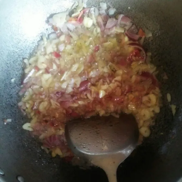 Panaskan minyak goreng, masukkan bawang merah dan bawang putih. Tumis hingga layu.