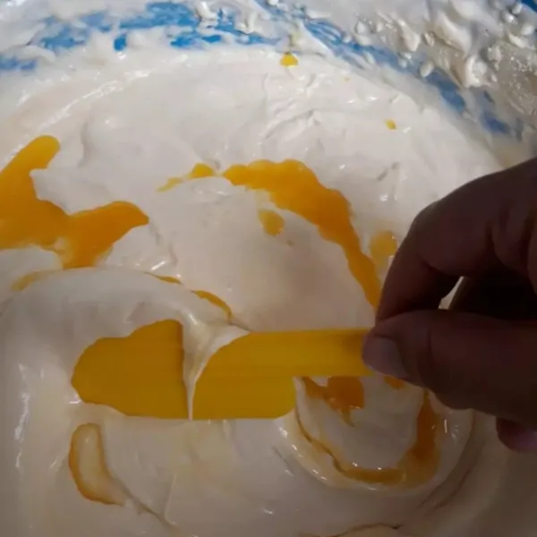 MasukKan butter cair aduk balik hingga homogen pastikan tidak ada yang mengendap di dasar.