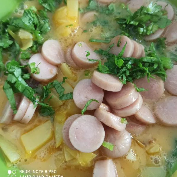 Setelah semua selesai di goreng, campurkan telur dan semua bahan. kocok perlahan hingga tercampur rata, lalu beri garam dan saus tiram secukupnya.