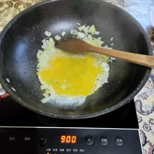 Panaskan minyak tumis bawang putih dan bawang bombay hingga harum, Masukkan telur, buat orak arik.