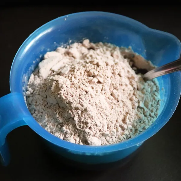 Siapkan tepung premix dalam satu mangkuk.