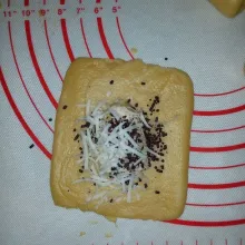 Ambil 1 lembar kulit pastry gilas melebar. Masukan potongan pisang, keju parut dan mesis. Kemudian lipat seperti amplop. Pisang tanpa dikukus/digoreng terlebih dahulu. Pisang akan matang saat di panggang.