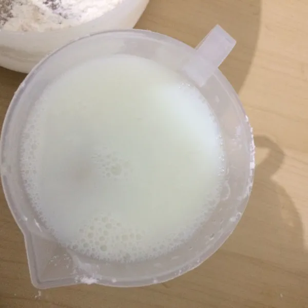 Siapkan 500 ml air lalu tambahkan susu bubuk dan aduk.