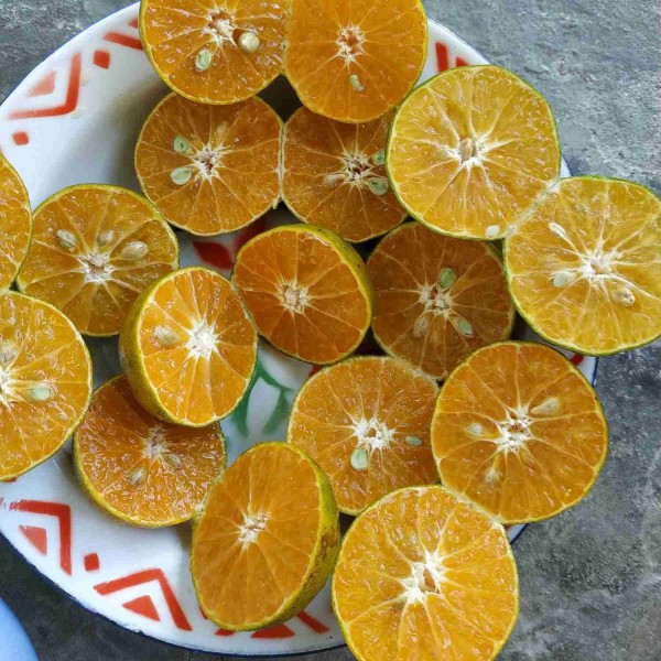Belah 2 jeruk peras.