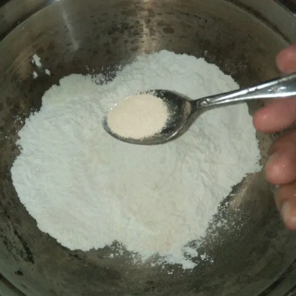 Masukkan tepung beras, tepung terigu dan ragi aduk hingga rata.