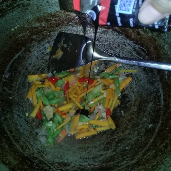 Tambahkan kecap sesuai selera, koreksi rasa jika sudah angkat masakan.