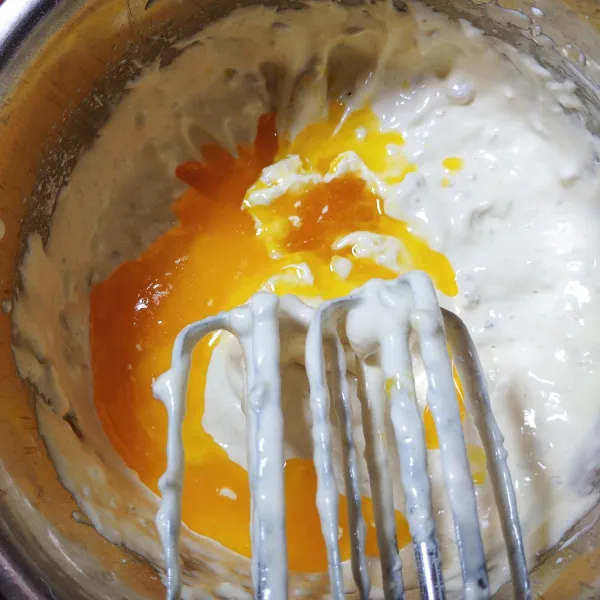 Masukkan margarin leleh, mixer dengan kecepatan rendah sebentar saja asal rata. Matikan mixer, aduk perlahan adonan sebentar saja dengan spatula asal rata.