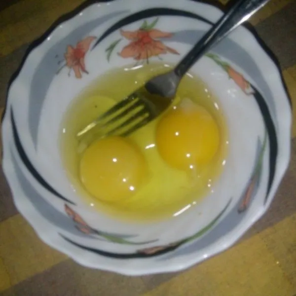 Masukkan telur ke dalam mangkok.