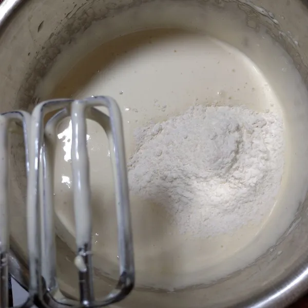 Masukkan tepung terigu, mixer dengan kecepatan rendah sebentar saja asal rata.