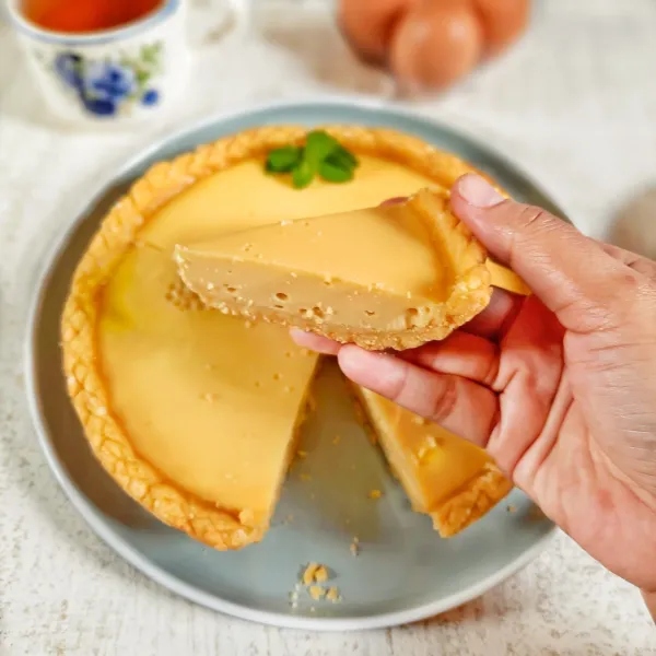 Setelah matang, diamkan egg tart diatas panci tertutup kurang lebih 10 menit atau sampai adonan hangat, baru bisa dikeluarkan dari teflon agar tidak hancur.