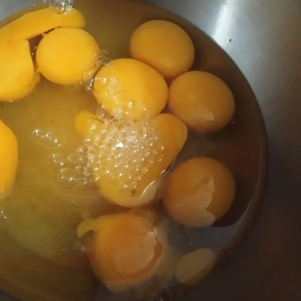 Satukan gula, telur, mixer sampai kental putih berjejak. Boleh ditambahkan emulsi kue 1/2 sdt jika suka.
