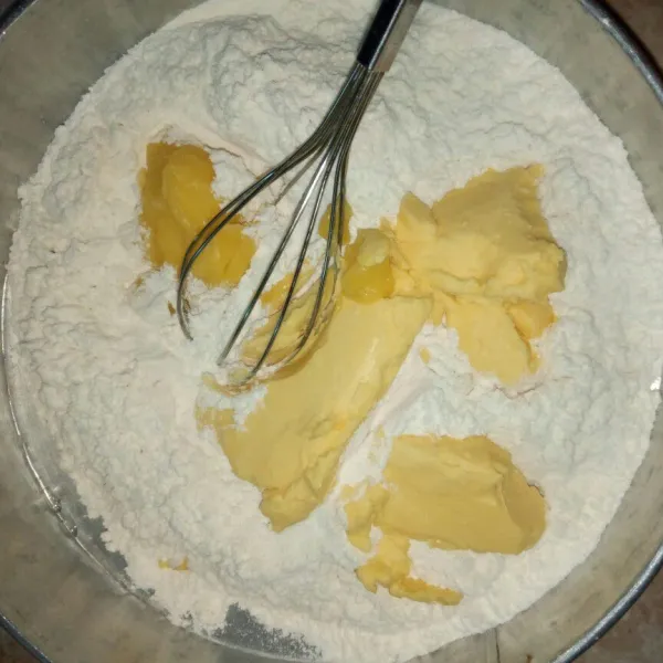 Tambahkan kuning telur,margarin dan butter lalu aduk hingga berbulir bulir.