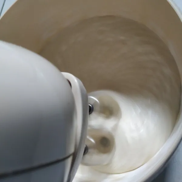 Mixer dengan kecepatan tinggi, sampai adonan kental, putih berjejak.