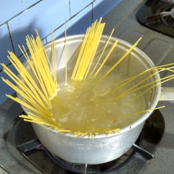 Rebus pasta dalam air mendidih selama 10 menit. Beri sedikit garam & minyak.