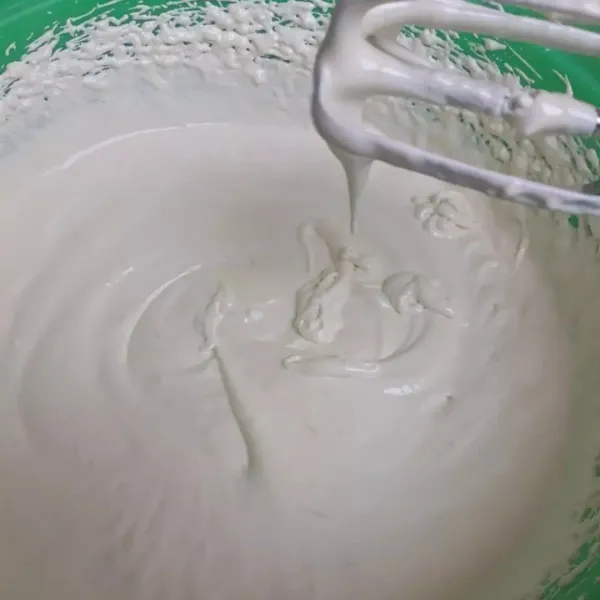 Mixer menggunakan speed dari sedang ke tinggi telur, emulsifire dan gula hingga kental dan berjejak, gula masukkan secara bertahap.