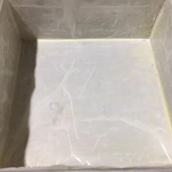 Siapkan loyang persegi ukuran 18x18 cm, oles margarin beri kertas roti oles margarin kembali. Kalau mau terlihat lebih tinggi pakai loyang ukuran lebih kecil lagi ya.