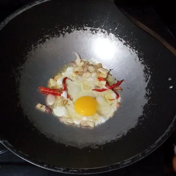 Masukkan telur, buat orak arik.