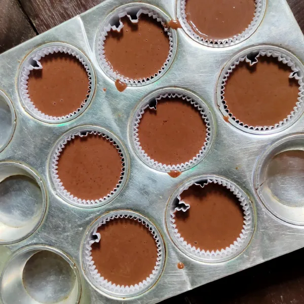 Lalu tuangkan dalam kertas cupcake, tata dalam loyang cetakan.