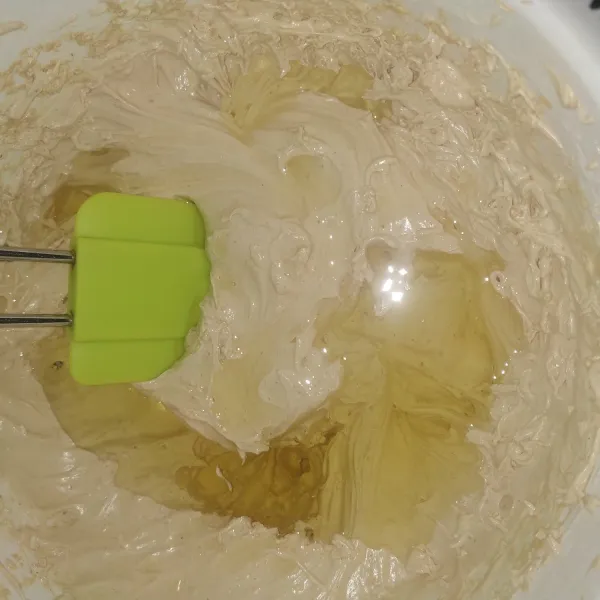 Tambahkan minyak aduk dengan spatula hingga homogen.