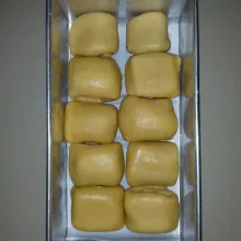 Panaskan oven tangkring terlebih dahulu. Tata adonan ke dalam loyang. Alasi dengan baking paper. Panggang adonan selama 30 menit dengan api sedang atau sesuaikan suhu masing - masing oven. Setelah 15 menit, keluarkan dari oven. Olesi dengan bahan olesan dan taburi keju parut. Panggang kembali hingga berwarna kecoklatan.