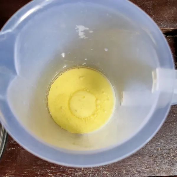 Campur jadi satu dalam wadah, susu cair dan minyak sayur.