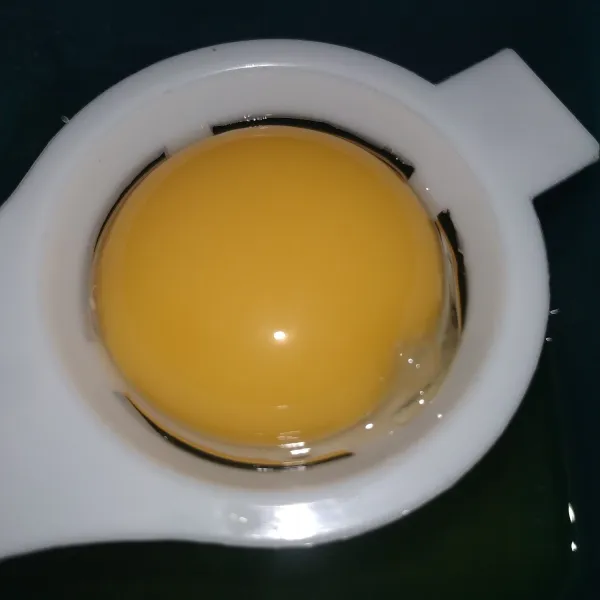 Pakai 2 butir telur utuh dan 1 pisahkan putihnya.