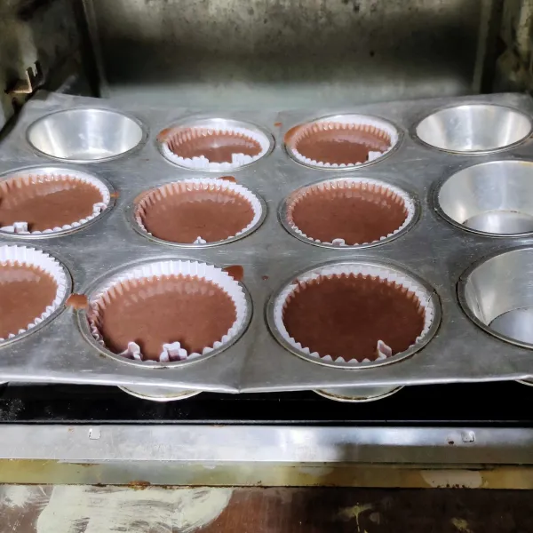 Kemudian, panggan dalam oven suhu 180°C selama 35menit. Angkat, sajikan.