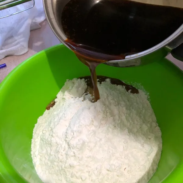 Setelah rebusan mendidih. Dinginkan air sekitar 10-15 menit dan keluarkan kayu manis, kapulaga, dan cengkeh dari rebusan.  Kemudian campur rebusan gula merah bersama tepung terigu.