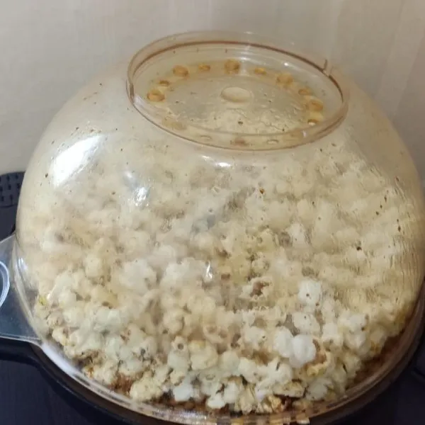 Untuk mengetahui popcorn sudah matang, pastikan tidak ada jagung yang meletup-letup lagi.