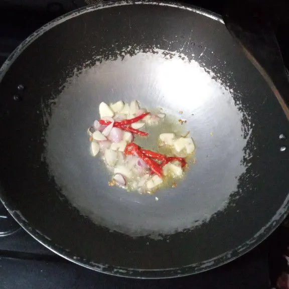 Panaskan minyak, tumis bumbu iris sampai layu.