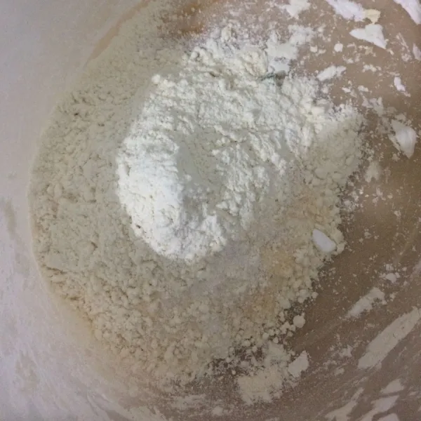 Siapkan tepung terigu dalam mangkok besar lalu tambahkan, merica, garlic powder, garam, kaldu ayam, vetsin dan backing soda lalu aduk merata.