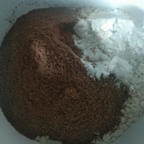 Dalam wadah campur tepung terigu, tepung tapioka, soda kue dan serbuk cokelat, aduk rata.