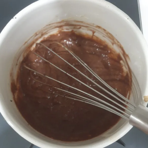 Masak adonan custard dengan menggunakan api kecil, sampai mengental dan meletup letup. Angkat dan matikan api.