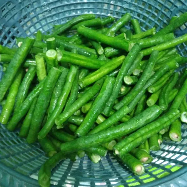 Potong-potong kacang panjang, cuci dan tiriskan.