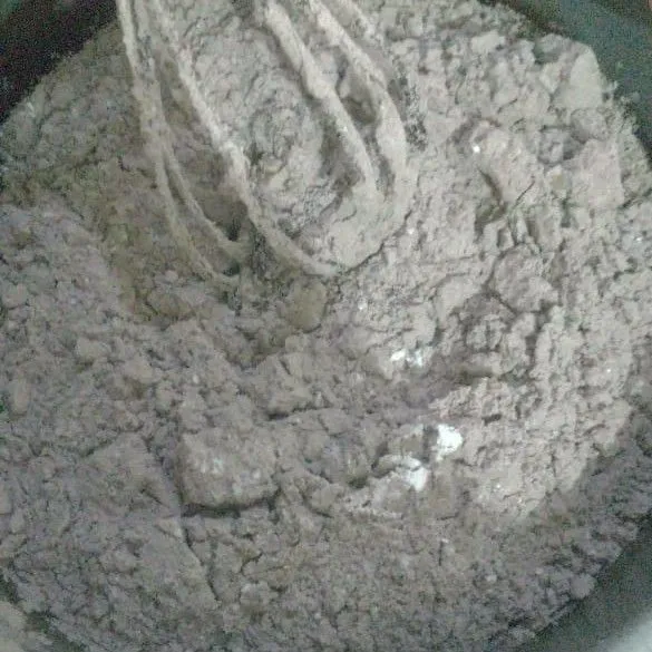 Kemudian masukan lelehan coklat aduk rata. Tambahkan tepung dan coklat bubuk.