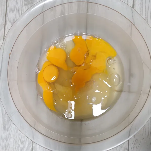 Dalam bowl masukkan gula, telur dan SP, kocok speed tinggi sampai putih dan kental.