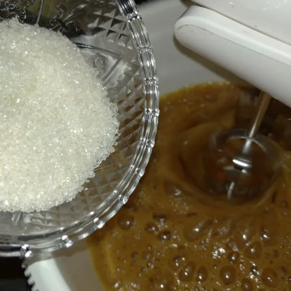 Setelah tercampur rata masukkan gula pasir.