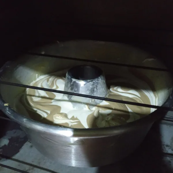 Panggang dalam oven selama 45 menit (suhu dan waktu silakan sesuaikan dengan oven masing-masing).