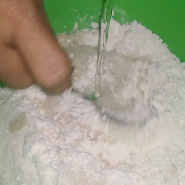 Tuang tepung terigu, regi instan, gula pasir campur jadi satu tuang air dan diaduk rata.