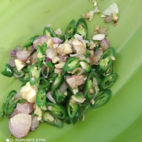 Tumis bawang merah, bawang putih, dan cabai sebentar hingga layu. Sisihkan.