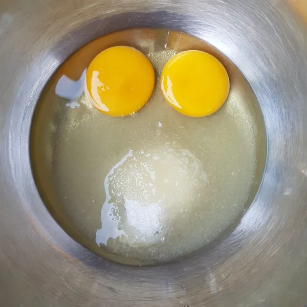 Siapkan mangkok besar, kemudian masukkan bahan B (gula pasir dan telur), kemudian aduk menggunakan whisk hingga gula larut.