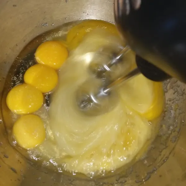 Haluskan bahan A dengan blender atau garpu, sisihkan. Mix putih telur, kuning telur, gula dan emulsifer.