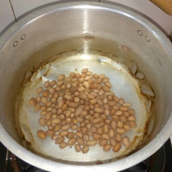 Rebus Kacang tanah sampai empuk.