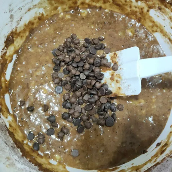 Tambahkan choco chip, lalu aduk rata kembali.